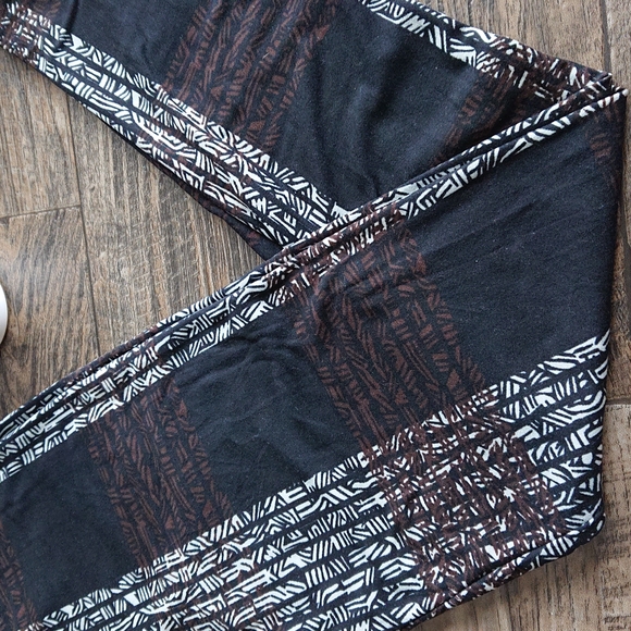 💥2/$20💥 Geometric Leggings - Picture 2 of 5